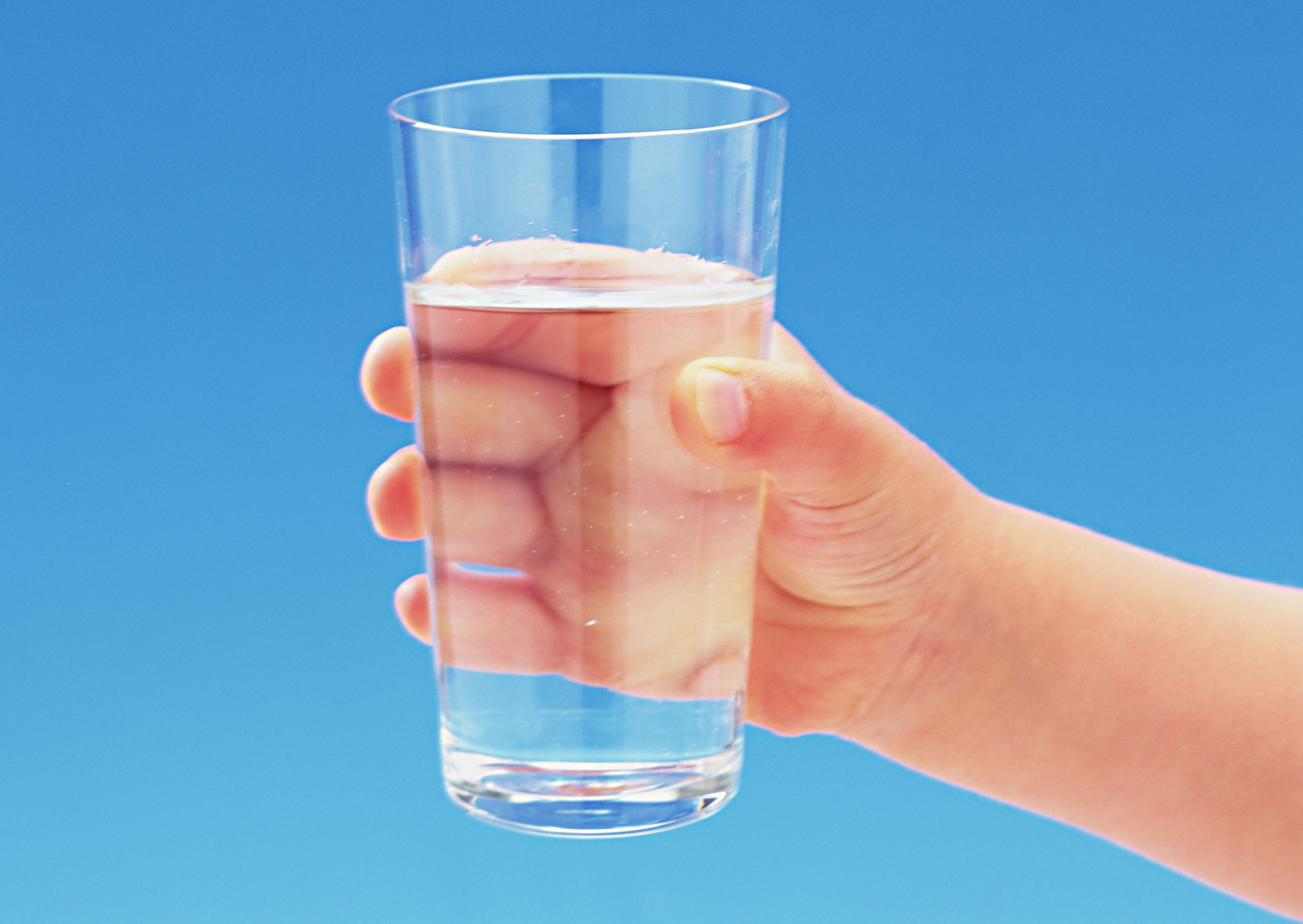 Натрий в питьевой воде. Стакан воды. Стакан воды в руке. Прозрачная вода в стакане. Стакан в руке.