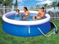 Большой надувной бассейн на даче – это отличное лето для всей семьи.